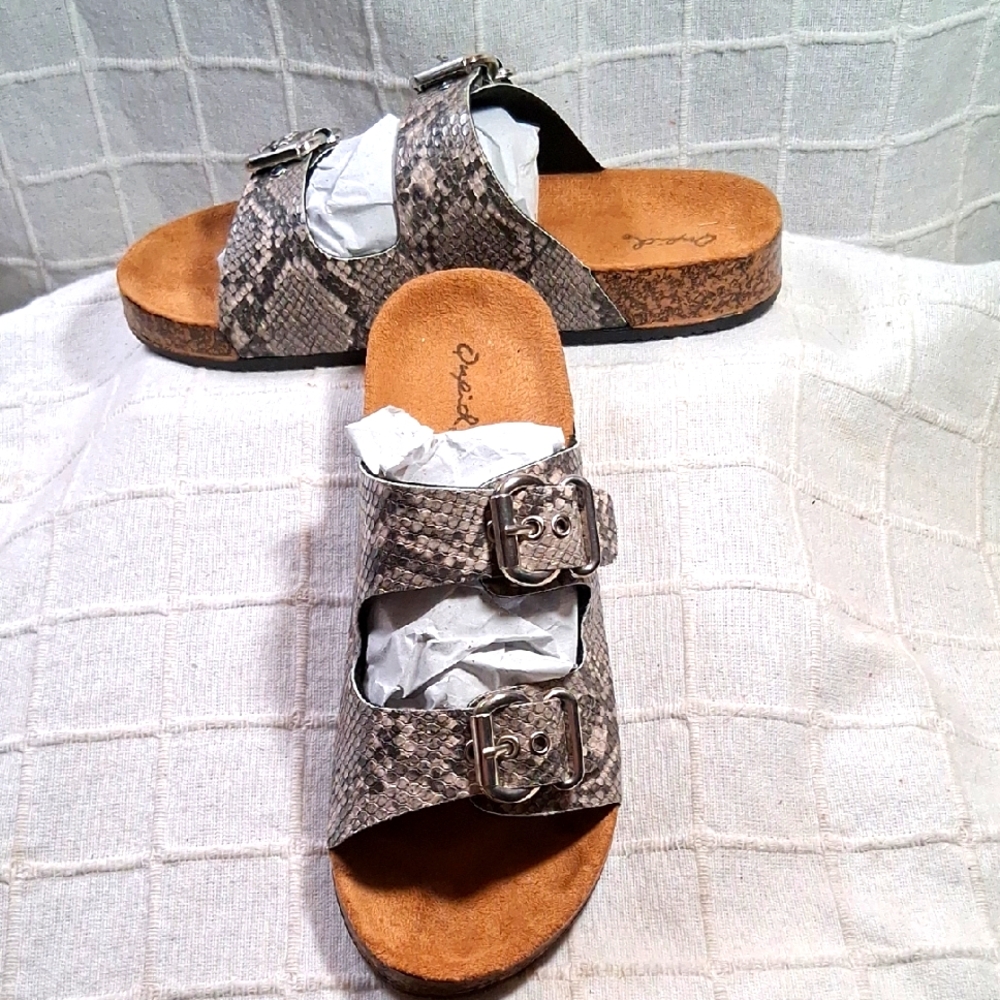Qupid NIB Snakeskin Buckle Sandals Sz 8.5